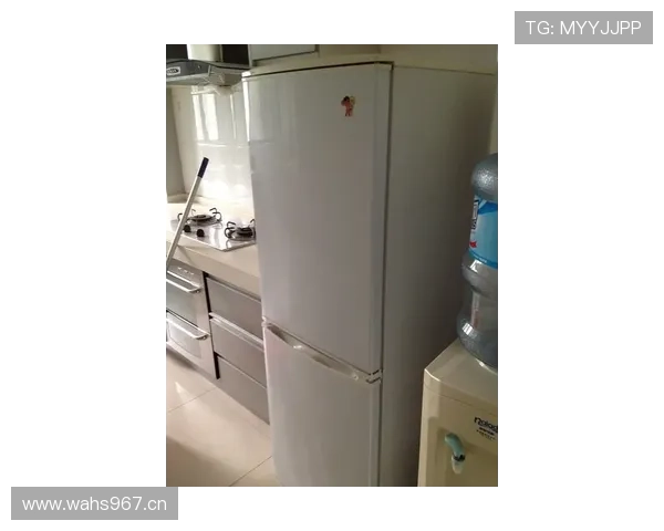 贝林厄姆刚晒的家居照，茶几上的酒瓶都比我家冰箱还贵